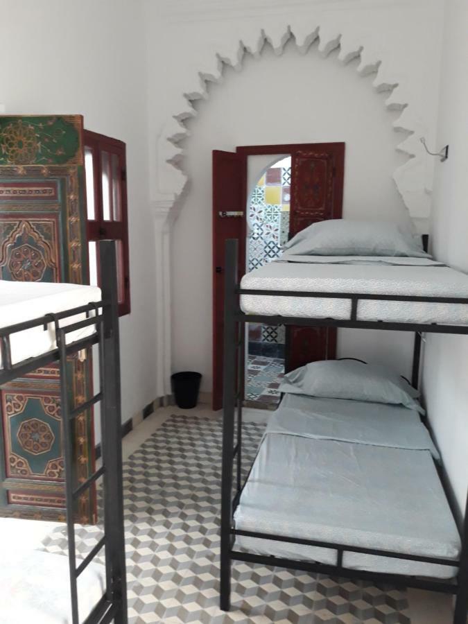 Cama en habitación compartida femenina de 6 camas